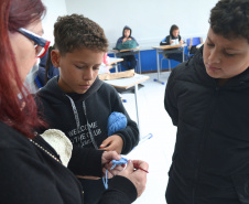 Alunos de colégios estaduais criam peças de crochê em aulas especiais