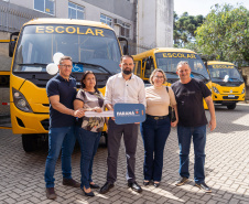 SEED - Colégios agrícolas recebem novos ônibus escolares para fortalecer a educação no campo
