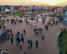 Atrações e balões animam o dia e show de fogos ilumina a noite de Castro, durante Festival da Primavera