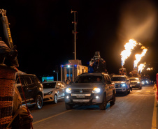 Atrações e balões animam o dia e show de fogos ilumina a noite de Castro, durante Festival da Primavera