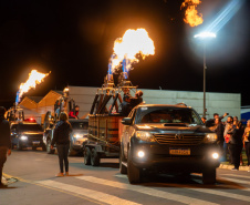 Atrações e balões animam o dia e show de fogos ilumina a noite de Castro, durante Festival da Primavera