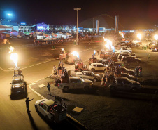 Atrações e balões animam o dia e show de fogos ilumina a noite de Castro, durante Festival da Primavera
