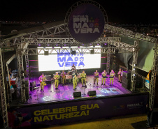 Atrações e balões animam o dia e show de fogos ilumina a noite de Castro, durante Festival da Primavera