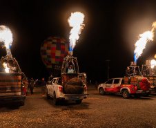 Atrações e balões animam o dia e show de fogos ilumina a noite de Castro, durante Festival da Primavera