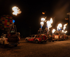Atrações e balões animam o dia e show de fogos ilumina a noite de Castro, durante Festival da Primavera