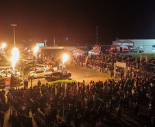 Atrações e balões animam o dia e show de fogos ilumina a noite de Castro, durante Festival da Primavera