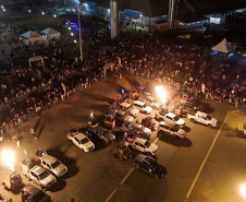 Atrações e balões animam o dia e show de fogos ilumina a noite de Castro, durante Festival da Primavera