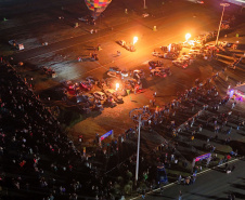 Atrações e balões animam o dia e show de fogos ilumina a noite de Castro, durante Festival da Primavera
