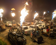 Atrações e balões animam o dia e show de fogos ilumina a noite de Castro, durante Festival da Primavera