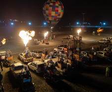 Atrações e balões animam o dia e show de fogos ilumina a noite de Castro, durante Festival da Primavera