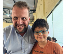 SEDEF - Programa Bons Olhos Paraná entrega 318 óculos a estudantes de cinco municípios