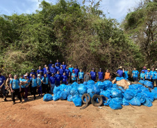 SANEPAR - Voluntários da Sanepar ajudam a limpar rios em todo o Paraná