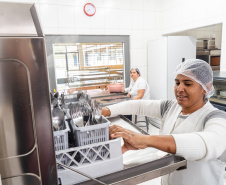 SEED - Projeto de modernização entrega lava-louças e novos equipamentos para cozinhas de escolas do Paraná