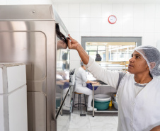 SEED - Projeto de modernização entrega lava-louças e novos equipamentos para cozinhas de escolas do Paraná