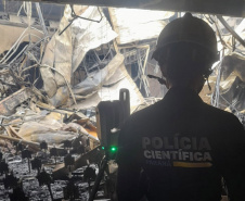 Trabalho dos peritos da Polícia Científica do PR (PCIPR) na área do Campus da PUC que sofreu um incêndio