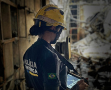 Trabalho dos peritos da Polícia Científica do PR (PCIPR) na área do Campus da PUC que sofreu um incêndio