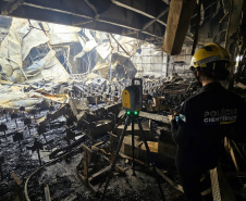 Trabalho dos peritos da Polícia Científica do PR (PCIPR) na área do Campus da PUC que sofreu um incêndio