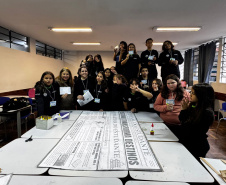 Alunos de colégios estaduais criam peças de crochê em aulas especiais
