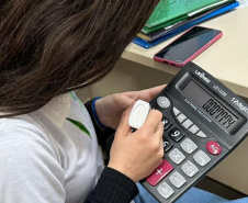 Calculadora para pessoas com deficiência visual desenvolvida por alunas da rede será destaque em feira científica internacional