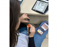 Calculadora para pessoas com deficiência visual desenvolvida por alunas da rede será destaque em feira científica internacional