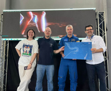 Colégio estadual recebe visitas de cosmonautas russos em ação de apoio a crianças em tratamento de câncer