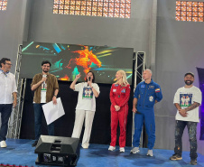 Colégio estadual recebe visitas de cosmonautas russos em ação de apoio a crianças em tratamento de câncer