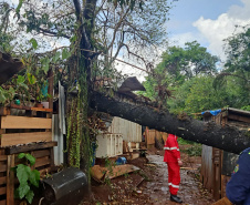 Corpo de Bombeiros faz alerta e orienta sobre segurança diante das fortes chuvas que atingiram o Paraná