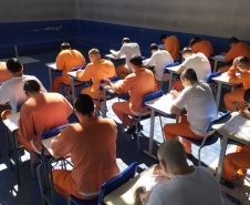 Custodiados do sistema prisional realizam provas do Encceja PPL em todo o Paraná