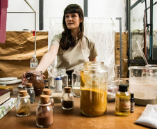 Conheça o laboratório das cores de Bianca Stella, nova residente da Academia  Alfredo Andersen