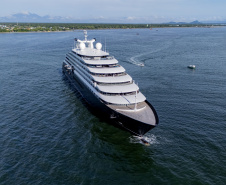 Navio Scenic Eclipse retorna ao litoral paranaense com passageiros da Europa e dos EUA