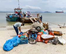 Mutirão de Limpeza das Praias da Ilha do Mel recolhe quase 11 toneladas de resíduos