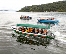 Portos do Paraná reforça turismo internacional com chegada de cruzeiro à Ilha do Mel