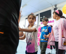 Alunos da Educação Especial participam de evento sobre o Outubro Rosa