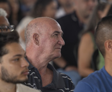 Londrina, 24 de outubro de 2025 - Mauricio Pescuma, 62 anos, comerciante, primeira pessoa a utilizar o financiamento para idosos do governo do Paraná.