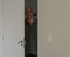 Londrina, 24 de outubro de 2025 - Mauricio Pescuma, 62 anos, comerciante, primeira pessoa a utilizar o financiamento para idosos do governo do Paraná.