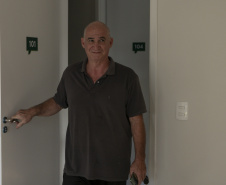 Londrina, 24 de outubro de 2025 - Mauricio Pescuma, 62 anos, comerciante, primeira pessoa a utilizar o financiamento para idosos do governo do Paraná.