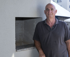 Londrina, 24 de outubro de 2025 - Mauricio Pescuma, 62 anos, comerciante, primeira pessoa a utilizar o financiamento para idosos do governo do Paraná.