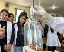 Crianças e adolescentes participam de ação de educação para enfrentamento ao escorpião