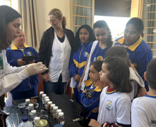 Crianças e adolescentes participam de ação de educação para enfrentamento ao escorpião