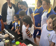 Crianças e adolescentes participam de ação de educação para enfrentamento ao escorpião