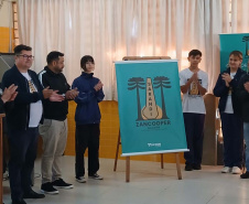 Tecnologia e trabalho em equipe: cooperativa-mirim transforma rotina de estudantes em colégio em Sarandi