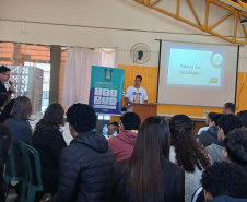 Tecnologia e trabalho em equipe: cooperativa-mirim transforma rotina de estudantes em colégio em Sarandi