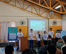 Tecnologia e trabalho em equipe: cooperativa-mirim transforma rotina de estudantes em colégio em Sarandi