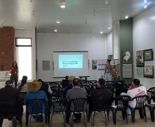 Adapar conscientiza municípios do Oeste sobre os riscos da  raiva dos herbívoros