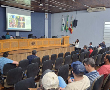 Adapar conscientiza municípios do Oeste sobre os riscos da  raiva dos herbívoros