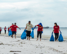 Mutirão de Limpeza das Praias da Ilha do Mel recolhe quase 11 toneladas de resíduos