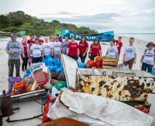Mutirão de Limpeza das Praias da Ilha do Mel recolhe quase 11 toneladas de resíduos