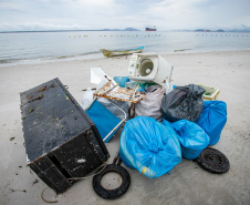 Mutirão de Limpeza das Praias da Ilha do Mel recolhe quase 11 toneladas de resíduos