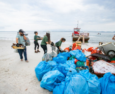 Mutirão de Limpeza das Praias da Ilha do Mel recolhe quase 11 toneladas de resíduos