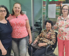 As amigas aposentadas Maria de Moraes, Eliana Modesto, Rosa da Silva e Maria Andrade, que toda semana se reúnem no Sesc Apucarana para atividades artísticas, estavam entre as mais animadas.